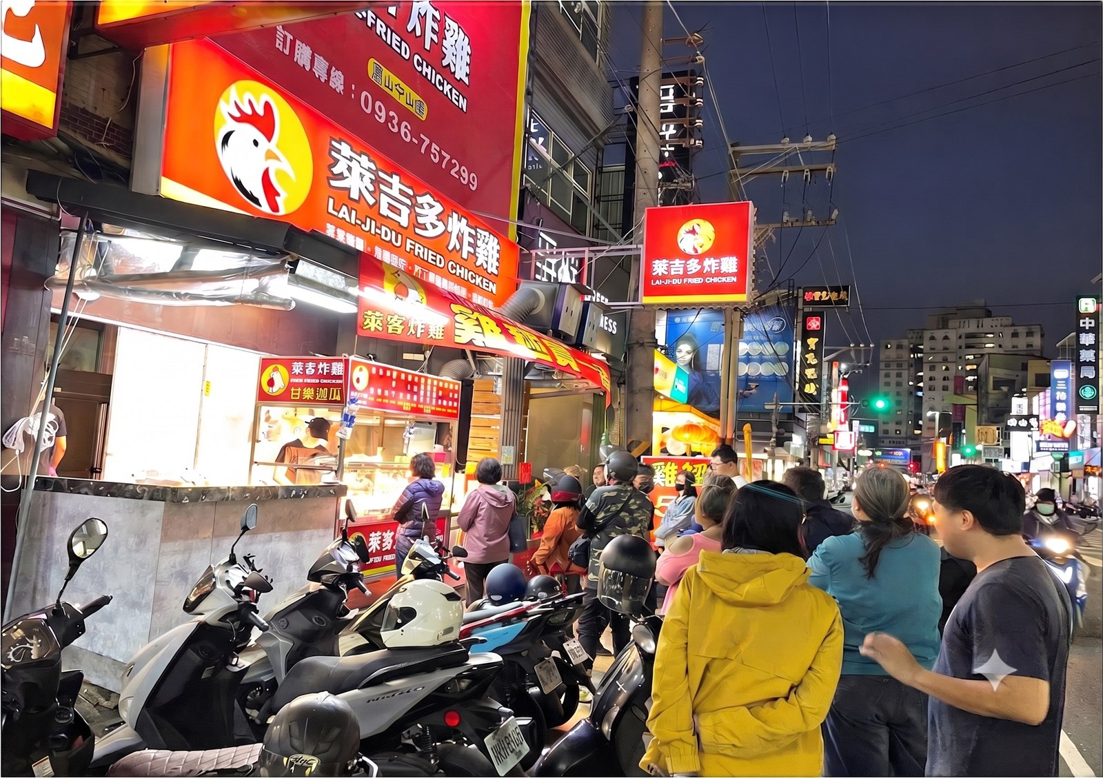 萊吉多炸雞夜間門店排隊人潮